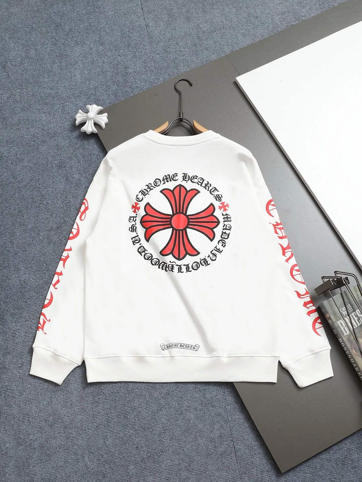 P230 Chrome hearts ch Chrome hearts cross printed round neck sweatshirt, large version, loose and stylish, low version, slim version, upper body and crotch pull, 100% commitment: top quality, not fast food, the highest version on the market, top quality, 420g, 26 custom-dyed double yarn cotton, same style for men and women, complete with three standards. Color: Black White Size: XS-L